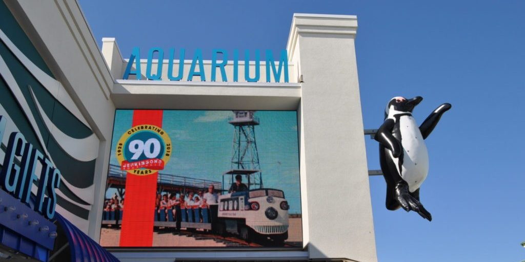 Jenkinson's "Aquarium" sign in big blue letters on the side of the building.